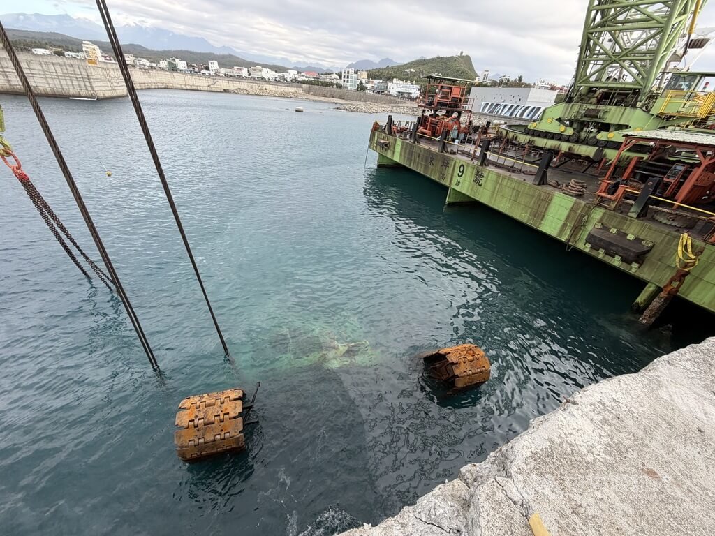 台東颱風巨浪打落港嘴吊車 拚順利拖吊上岸