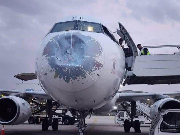 葉門航空空中巴士A320高空驚魂 冰雹砸凹機鼻、砸碎擋風玻璃