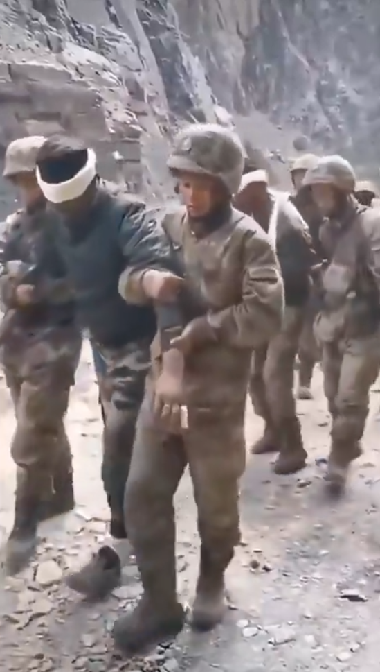  解放軍在中印邊境的衝突中逮捕了多名印度軍人。 圖:翻攝自 X @Karmabash 