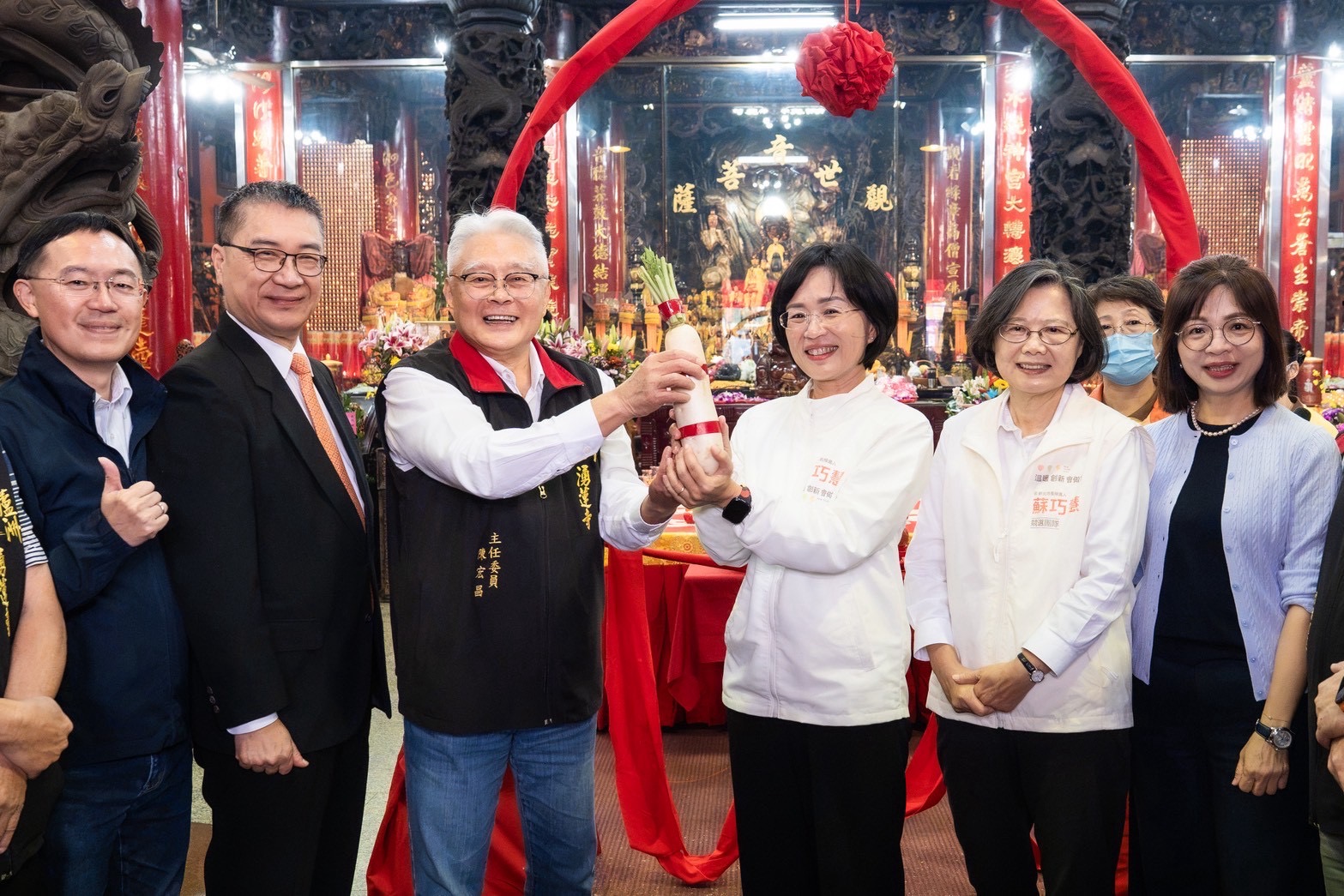  蘆洲湧蓮寺主委陳宏昌率廟方幹部熱情迎接蔡英文和蘇巧慧，更送上菜頭，大方力挺蘇巧慧「高票當選」！ 圖：蘇巧慧競總提供 