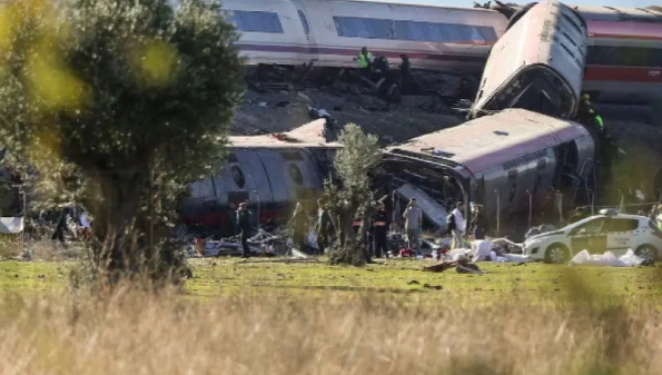  西班牙高速列車發生追尾事件，造成至少68人死亡。 圖 : 翻攝自央視新聞 