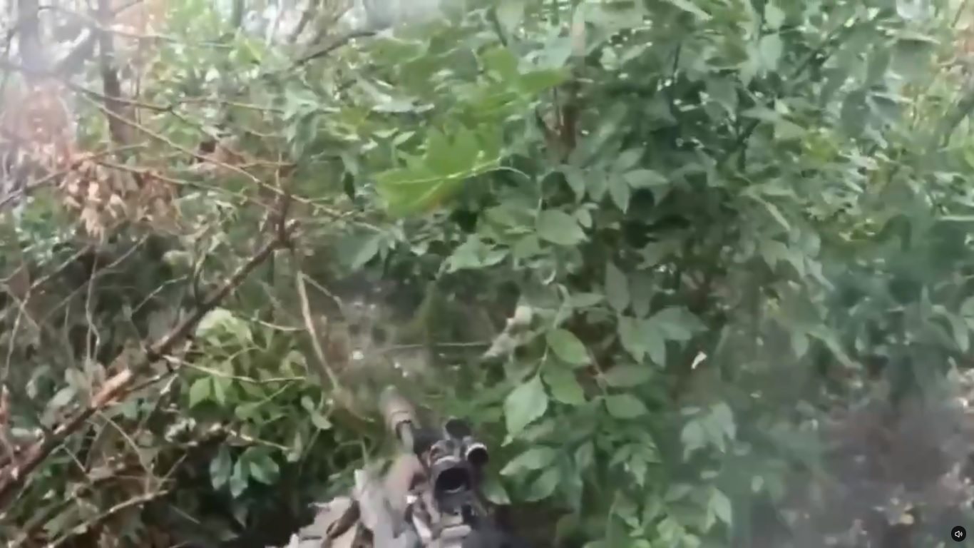 (影) 俄烏兩軍狹路相逢! 俄兵 :「你是61旅的嗎」? 碰! 烏軍 : 是的!