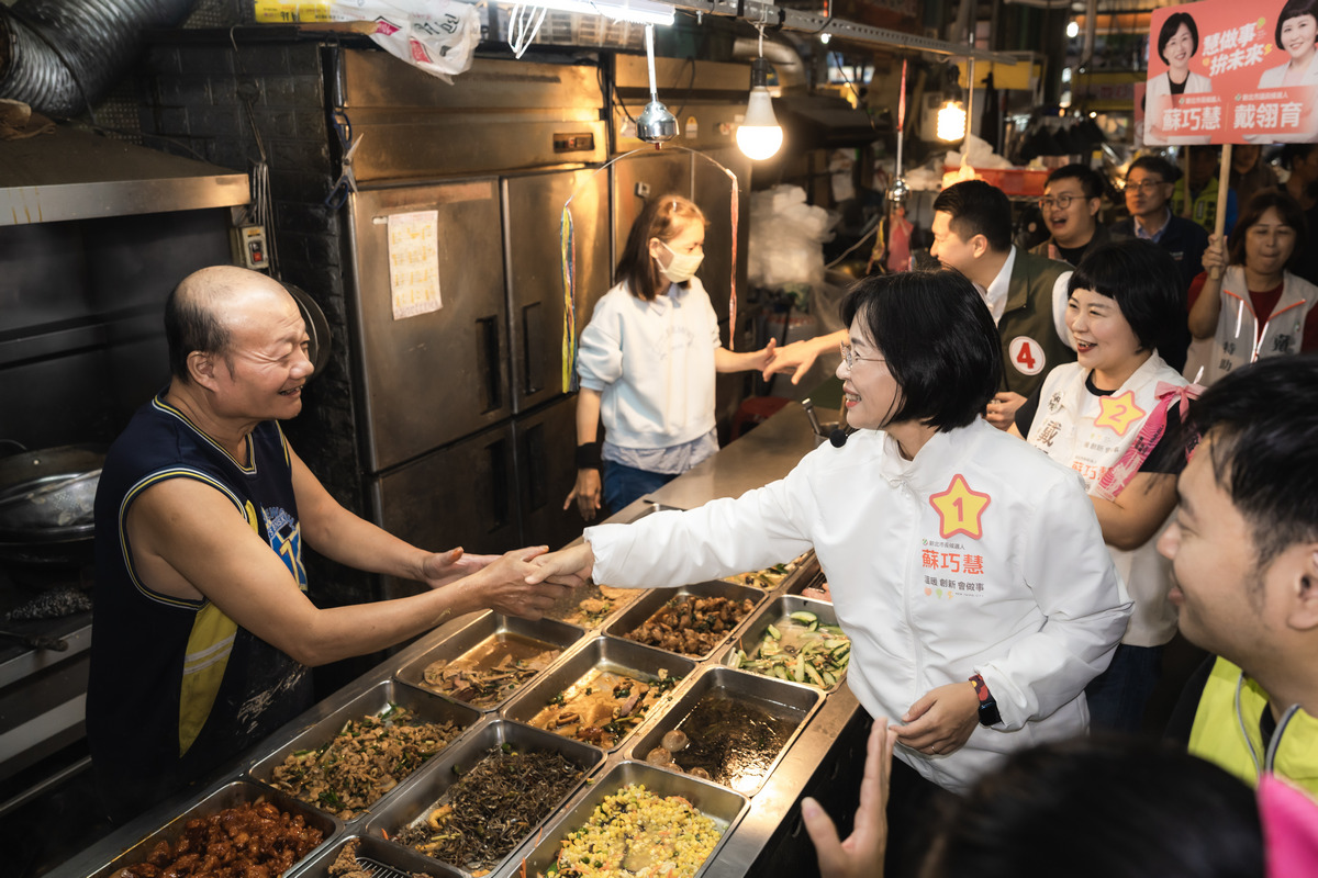  蘇巧慧逐一向攤商及民眾握手致意，並懇託市民11月28日市長支持1號蘇巧慧，議員也要支持李宇翔、戴翎育，讓新北隊一起為林口爭取更多建設與資源。 圖：蘇巧慧競總提供 
