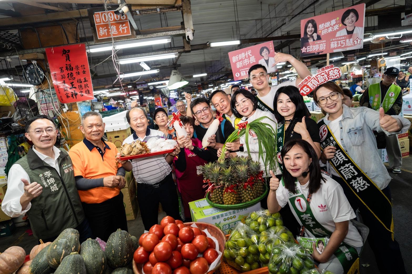 趁勝追擊凌晨出發!蘇巧慧赴三重果菜市場 民眾送甘蔗祝福節節高升