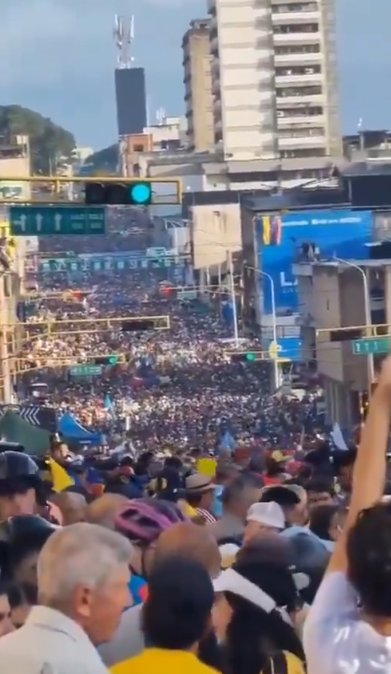  大批委內瑞拉民眾走上街頭，要求當局落實民主制度。 圖:翻攝自 X @YourAnonTV 