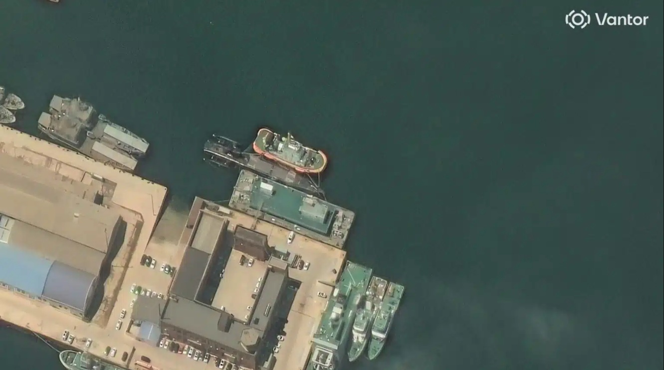  2026年5月，被商業衛星Vantor拍到靠泊大連港的新型三體潛航戰艦。 圖：翻攝NavalNews 