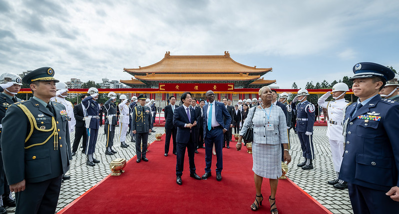  賴清德軍禮歡迎聖露西亞總理皮耶（Philip J. Pierre）。 圖：總統府提供 