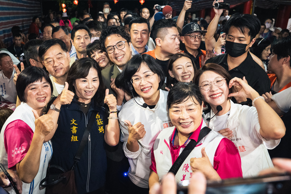  兩人一現身，民眾更紛紛高聲呼喊「我的市長蘇巧慧！」、「我的市長沈伯洋！」現場加油聲此起彼落，氣氛相當熱烈。 圖：蘇巧慧競總提供 