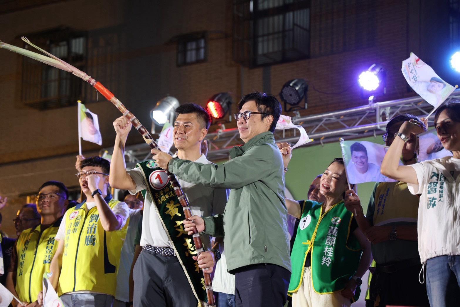 黃文志成立競總打造左楠好徛起 陳其邁贈甘蔗祝選票節節高升
