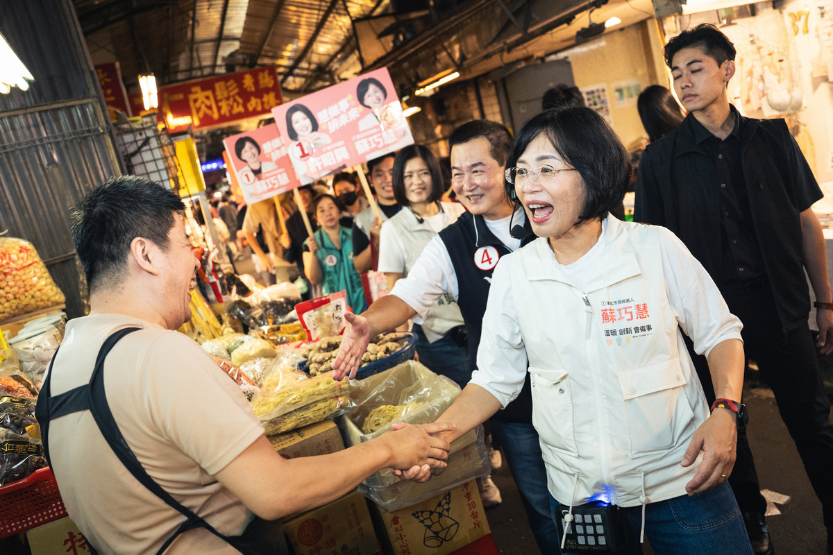  蘇巧慧和攤商互動熱烈。 圖：蘇巧慧競總提供 