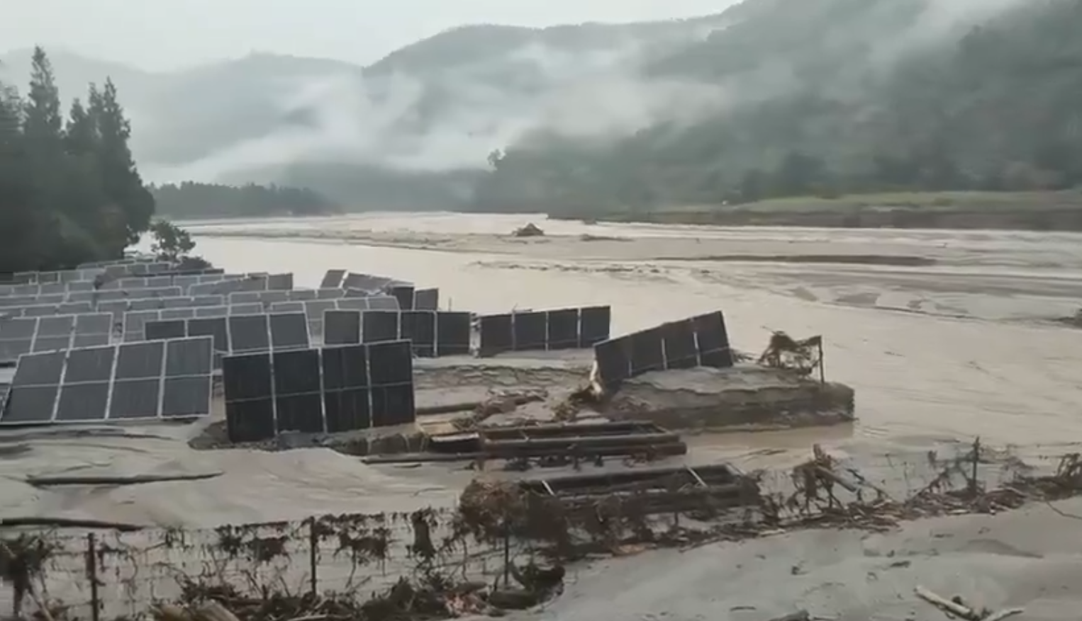  洪水導致通往溫泉所在地的拉亞村部分道路遭沖毀，交通被迫中斷。 圖:翻攝自 X @ram16224 
