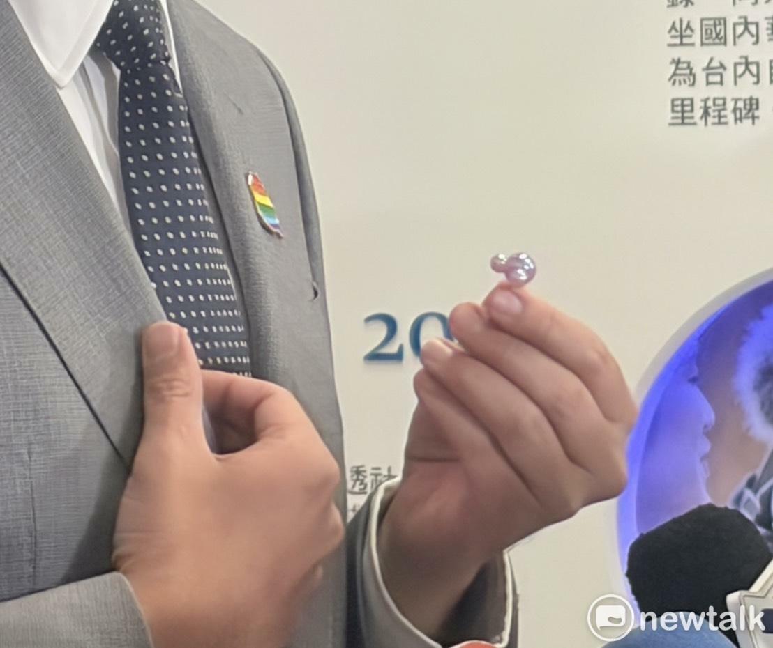  沈伯洋曬出今日幸運小物——女兒小麻糬的髮圈。 圖：李宣萱/攝 