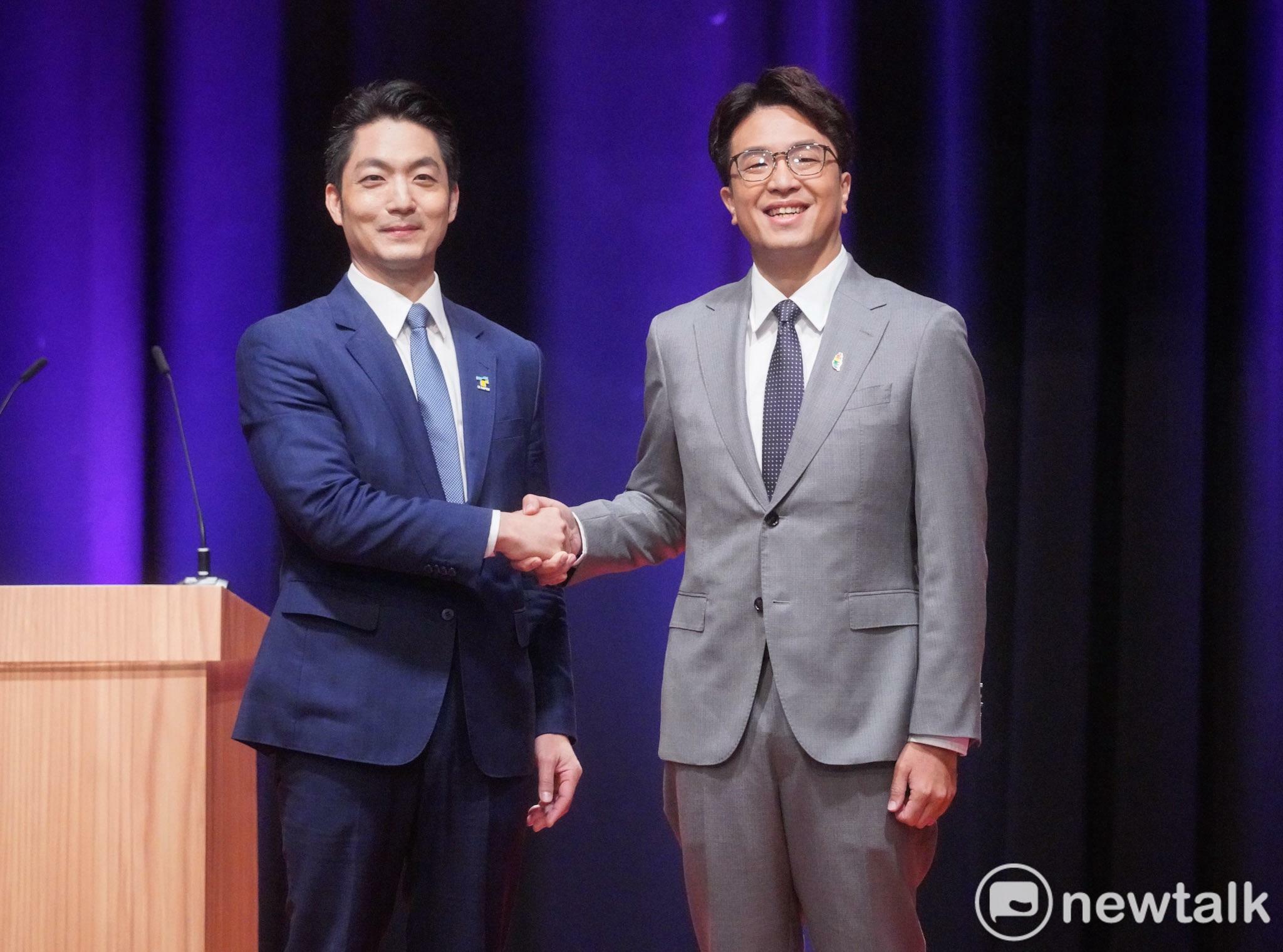 北市長辯論》別北市府徽章上陣!蔣萬安拍照先比OK 幕僚急喊「5號!」