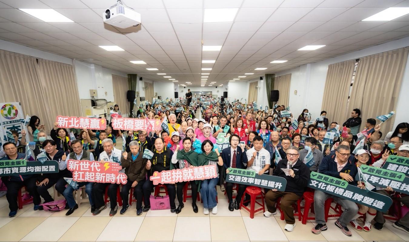  蘇巧慧指出，新北市議員候選人李昆穎過去在她的團隊服務時，總是耐心追蹤服務案件，這段時間更深入社團與鄰里，用行動讓大家瞭解自己的政見與願景。 圖：蘇巧慧競總提供 