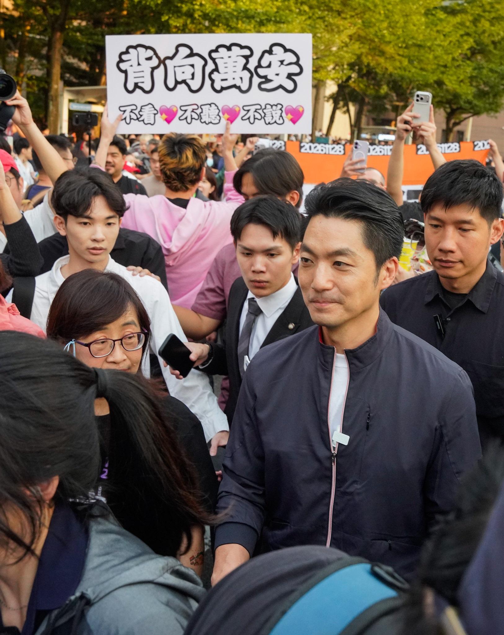 (影) 同志遊行》蔣萬安公務視察遭「噓爆」 再次對搜索爭議道歉