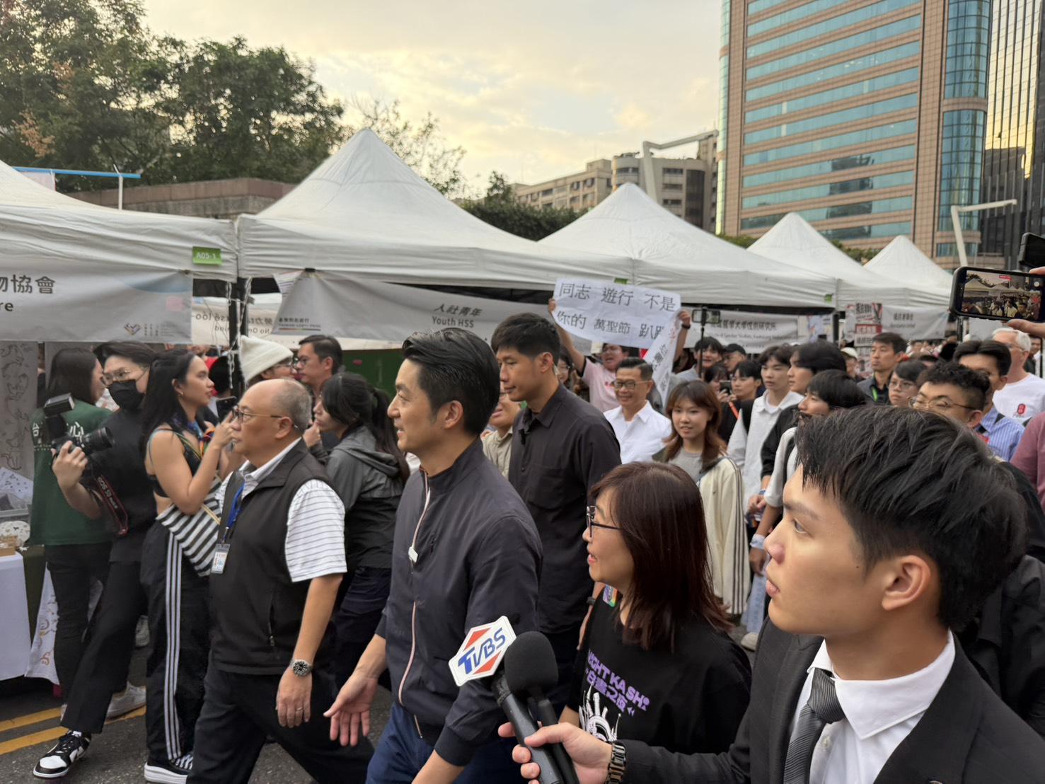  台北市長蔣萬安視察同志大遊行攤位，抗議及標語如影隨形。 圖：金大鈞/攝 