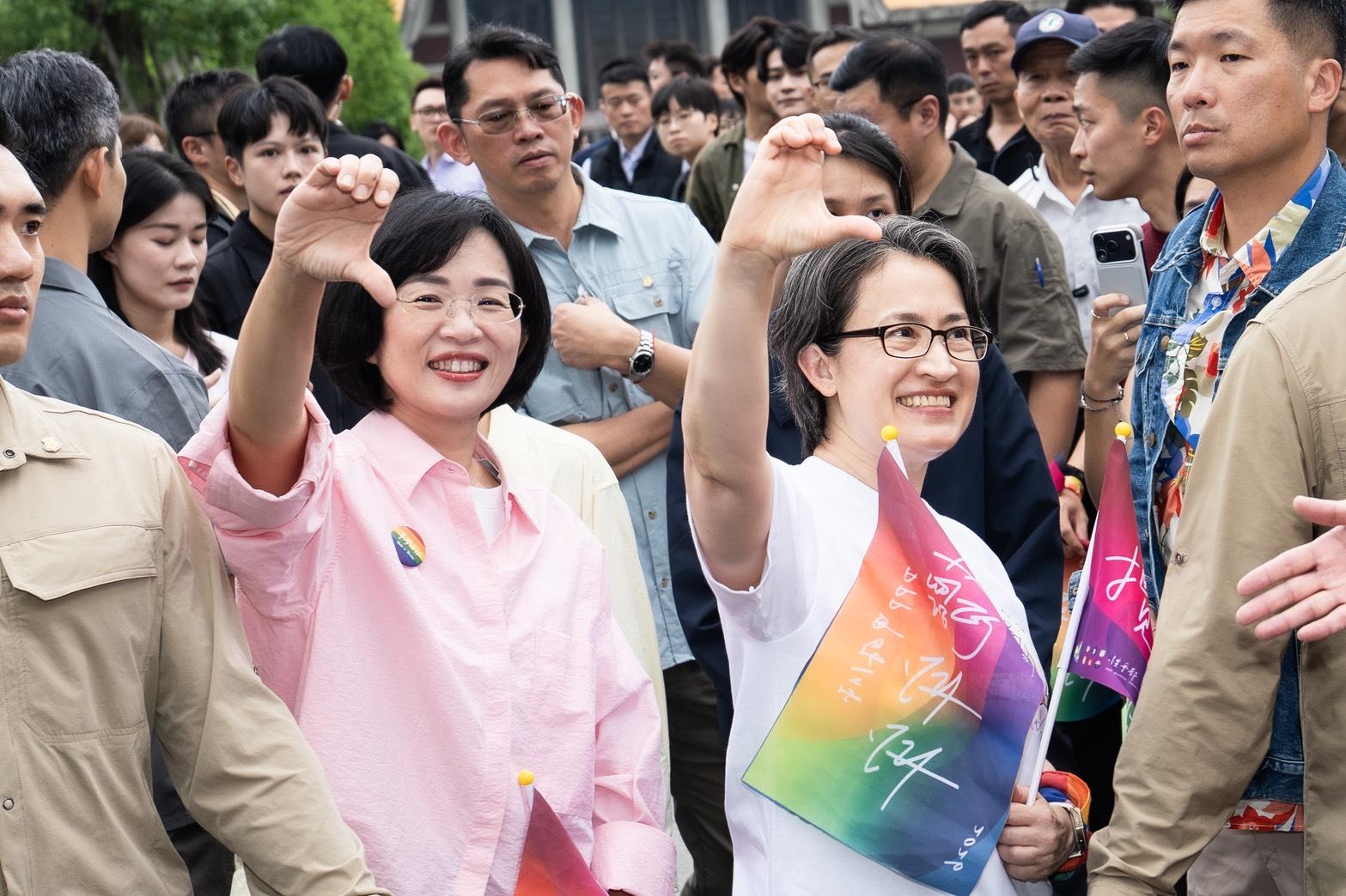  蕭美琴和蘇巧慧親切「飯撒」，與民眾合比愛心，讓現場尖叫聲不斷。 圖：蘇巧慧競總提供 