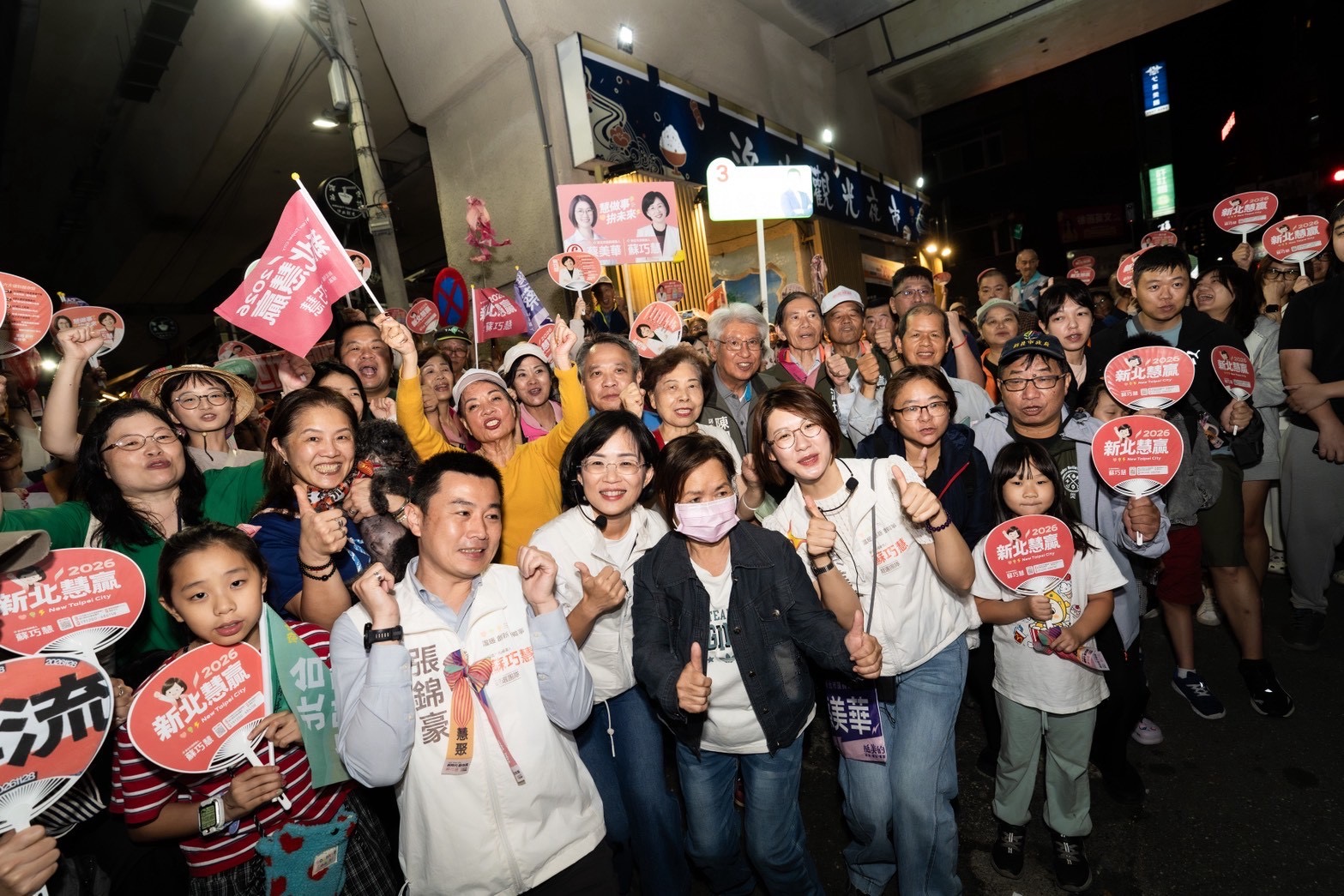 蘇巧慧汐止人氣爆棚!觀光夜市掃街500多位民眾等合照