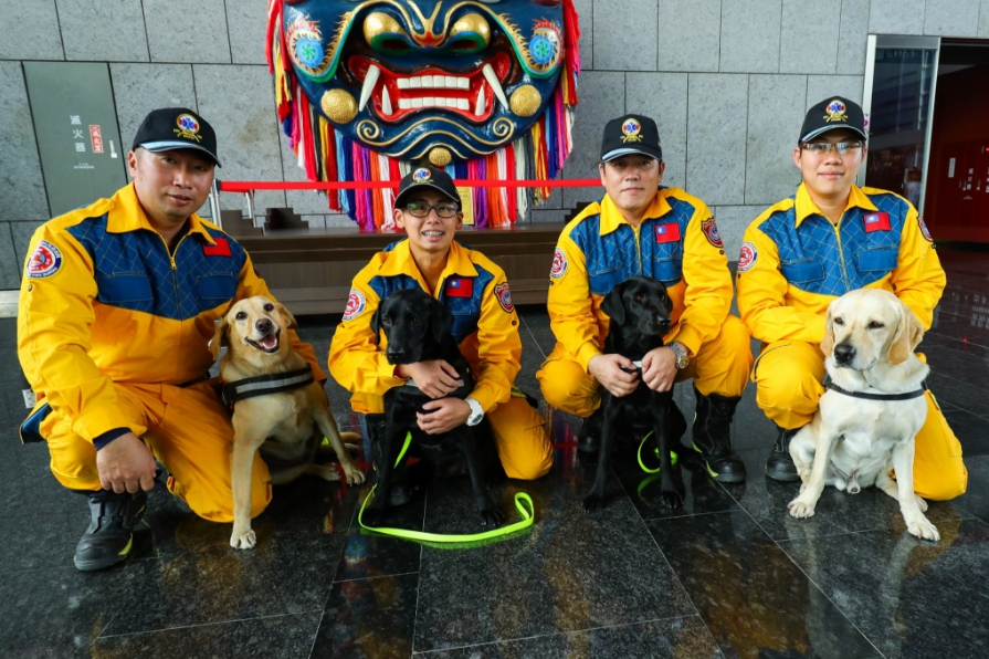 台中市消防搜救犬合照。   圖：台中市政府/提供