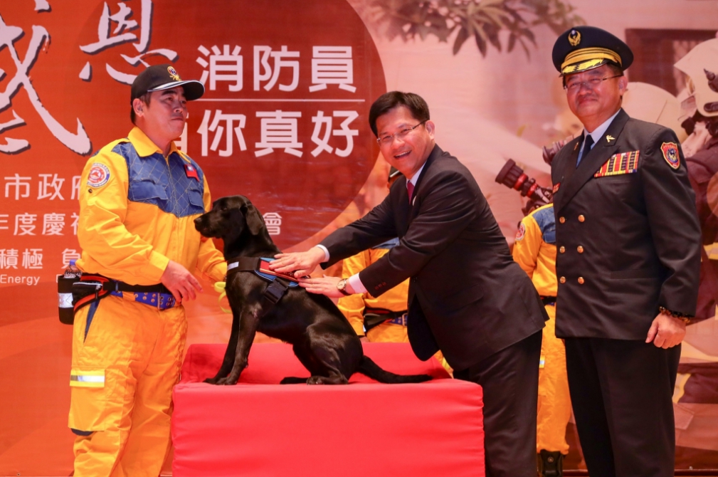 林佳龍為台中搜救犬授階。
   圖：台中市政府/提供