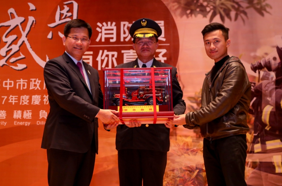 林佳龍表揚役男賴禹諾，感謝他服役期間擔任導演，協助拍攝7部消防微電影。   圖：台中市政府/提供