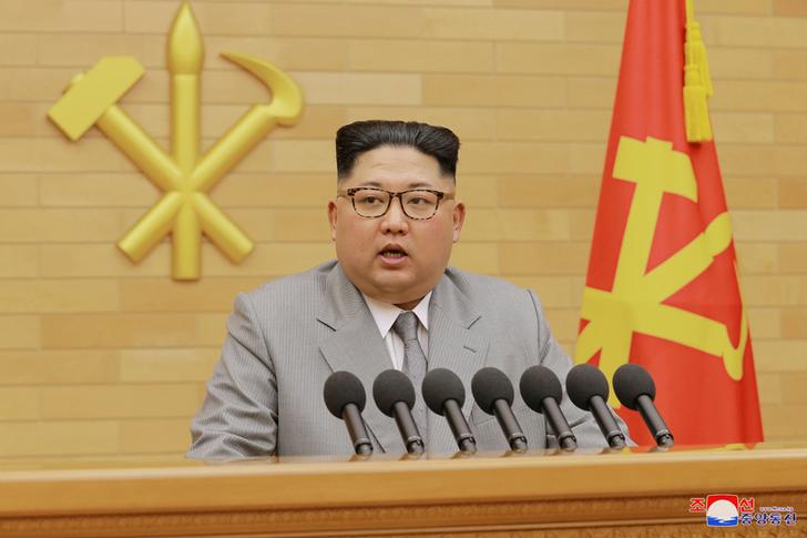 朝鮮領袖金正恩在新年談話拋出南北韓共同出席「平昌冬奧」的震撼彈，卻又在冬奧前以建軍節名義秀軍力，大玩兩手策略。   圖：達志影像/路透社資料照片