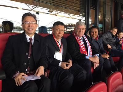 台北市長柯文哲（左2）在荷蘭考察市政受到禮遇，今天烏特勒支市長范贊能（左3）邀請他至VVIP包廂觀賞甲級足球聯賽。   圖：駐荷蘭代表處提供