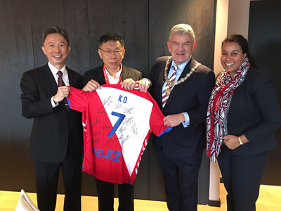 台北市長柯文哲（左2）訪歐抵達首站荷蘭，28日烏特勒支市長范贊能（右2）特別邀請他觀賞甲級足球聯賽，並致贈寫有他姓氏的7號球衣。   圖：駐荷蘭代表處提供