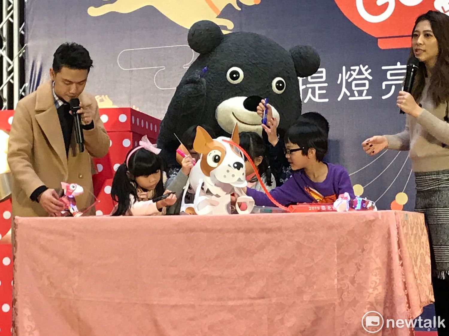 台北市吉祥物熊讚跟現場小朋友一起彩繪獨特的限量版小提燈。   圖 : 周煊惠 / 攝