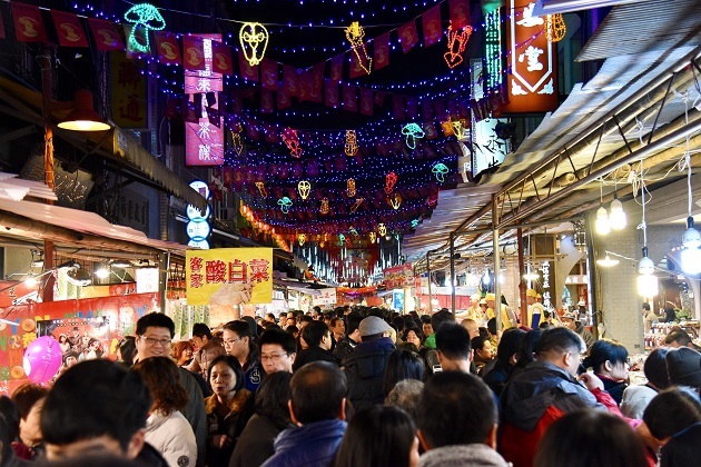 每年的年貨大街都吸引許多人。   圖 ：台北市商業處提供