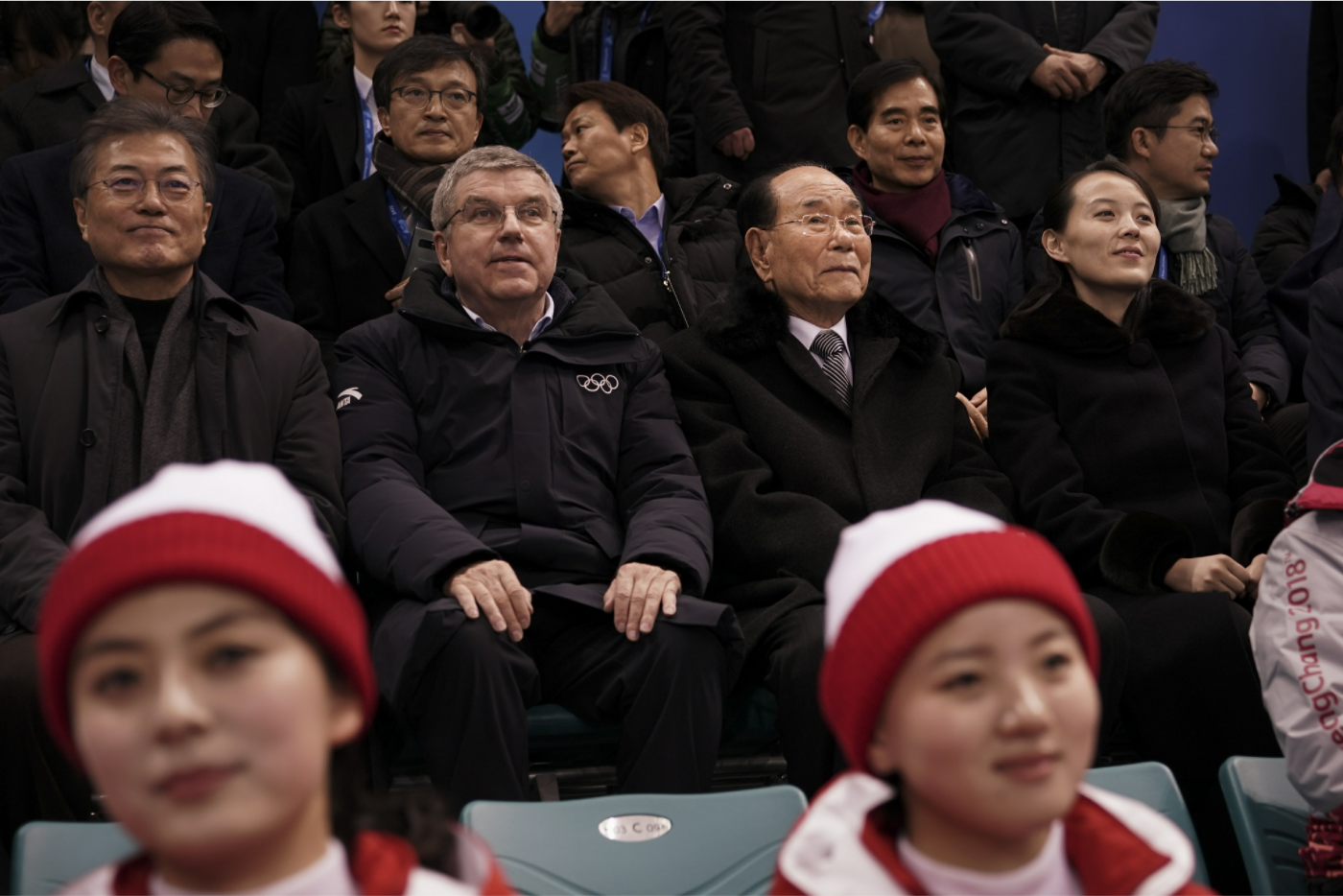 文在寅（左）、金與正（右）和北韓名義上的國家元首金永南（Kim Yong Nam，右2）都到關東冰球中心（Kwandong Hockey Centre）觀賞這場比賽。
   圖：達志影像/美聯社