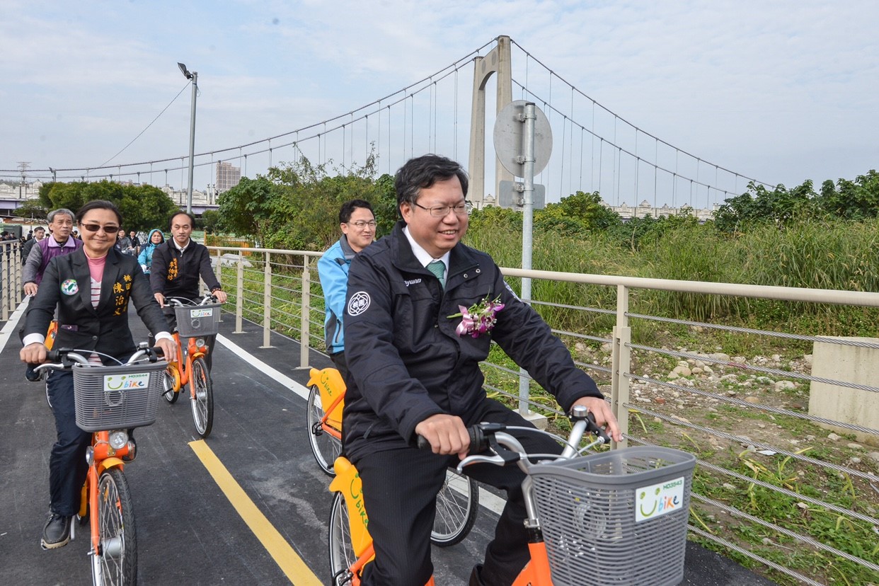桃園市長鄭文燦體驗騎自行車上大漢溪自行車道。   圖：桃園市政府/提供