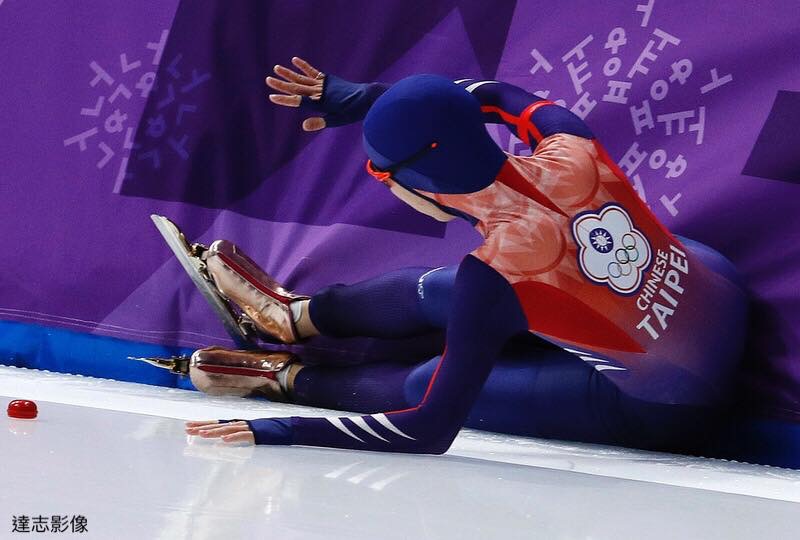 台灣滑冰女將黃郁婷今（12）日在2018平昌冬季奧運女子1500公尺競速滑冰衝線前最後一個彎道，身體失去平衡跌倒，以2分18秒84完賽，名列第26名。黃郁婷在臉書以中英文貼文表示，最難過的不是摔倒，而是我覺得好對不起為我加油的大家。   圖：翻攝自黃郁婷臉書