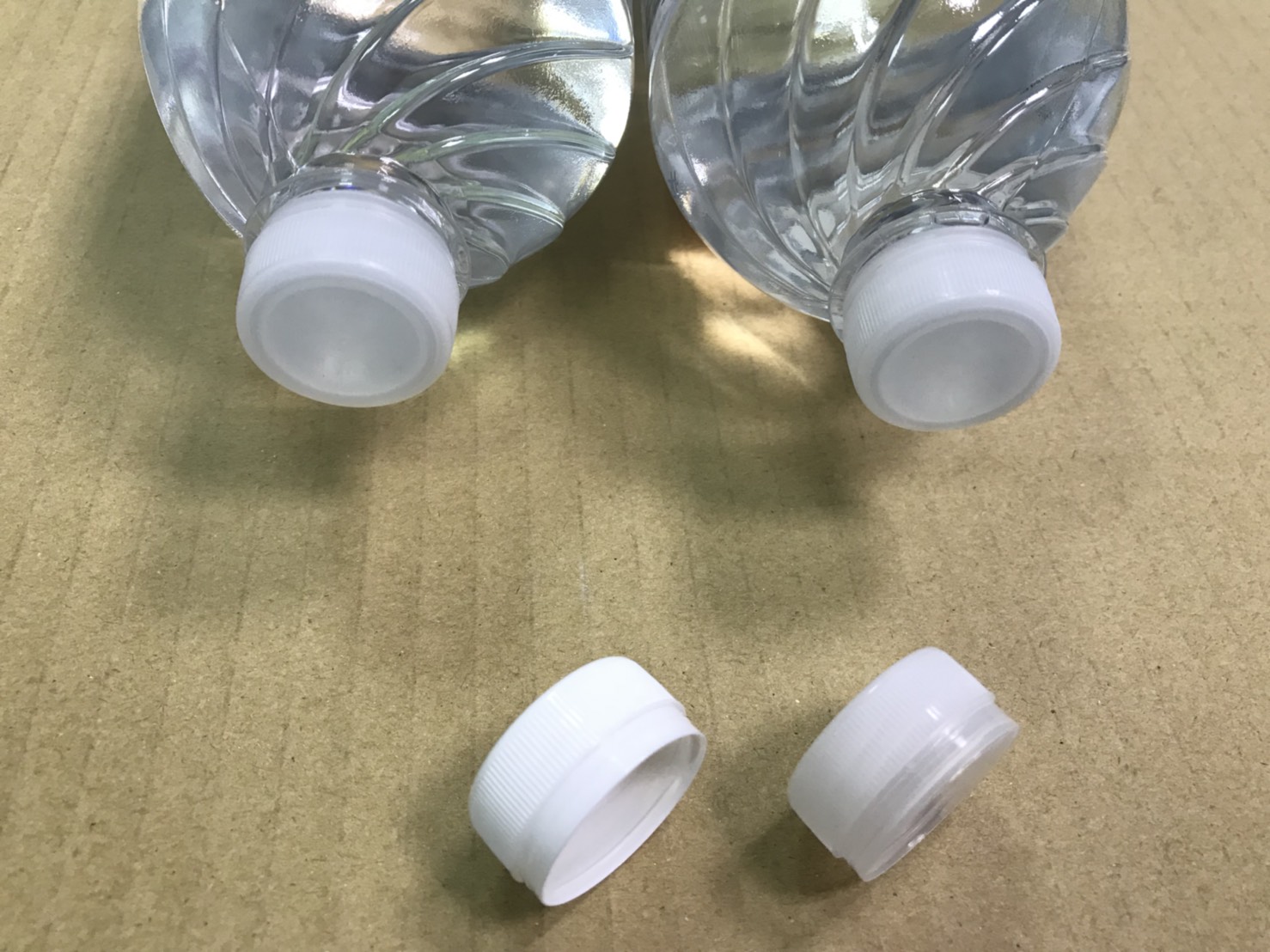 衛生局提醒，仿冒品均為每瓶1400毫升裝，瓶蓋為乳白色，與半透明瓶蓋的真品不相同。   圖：高雄市衛生局／提供