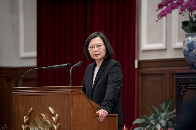 蔡英文總統27日表示，只要沒設政治前提且在對等的原則下，她相信沒有一個台灣總統會拒絕，甚至於樂見可以跟和對岸領導人見面。   圖：總統府提供（資料照片）
