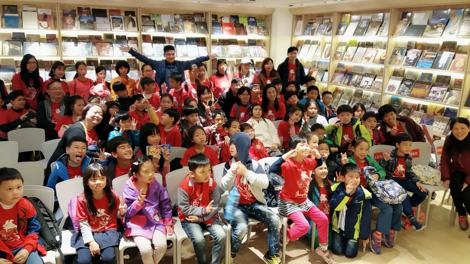 忠山國小師生在益品書屋享受閱讀樂。   圖：益品書屋/提供