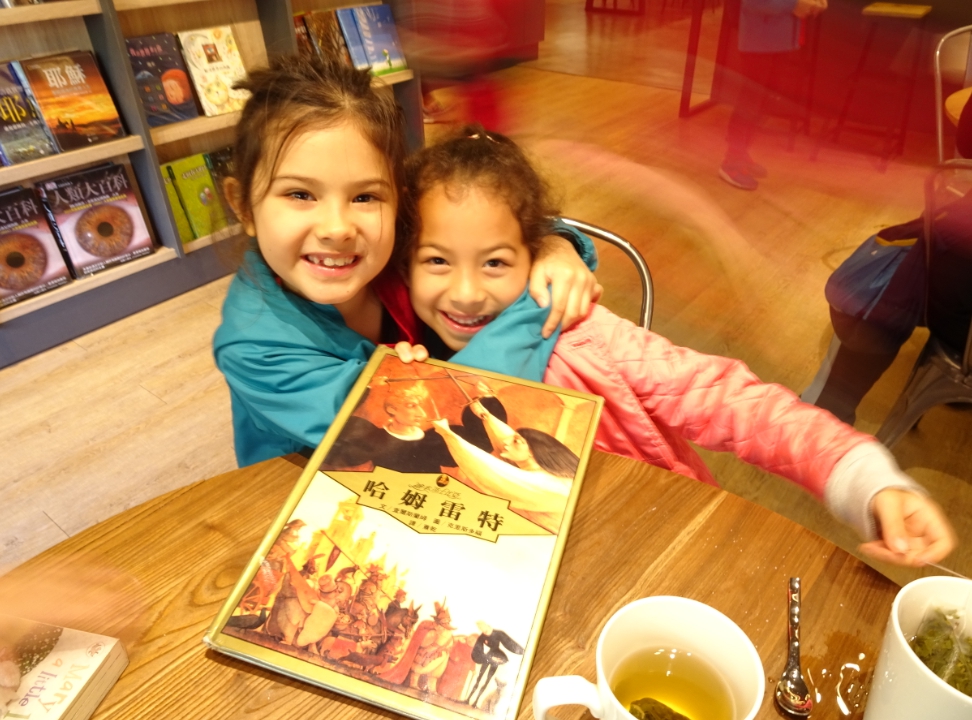 美國籍的Natalie和Chloe非常喜歡益品書屋的許多童書。   圖：益品書屋/提供