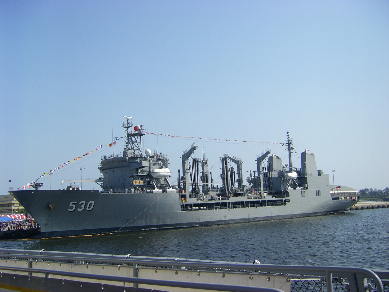 武夷艦是海軍第一艘專業補給艦，今日上午行例行訓練後驚傳有士兵落海失蹤。   圖：翻攝自維基百科