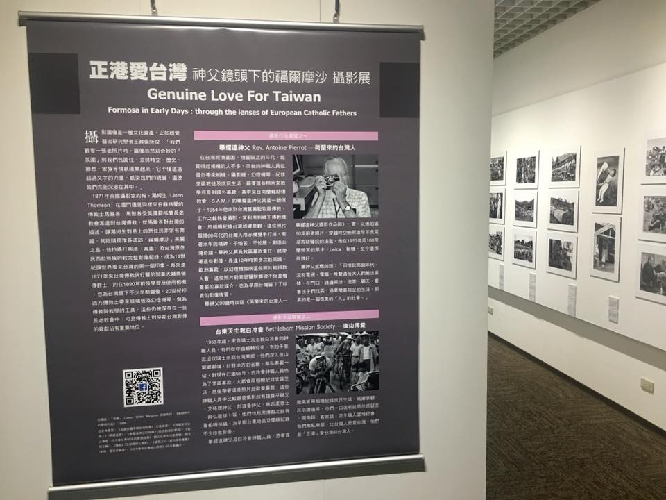 熱愛攝影的畢耀遠神父在展場2樓欣賞為他策畫的《正港愛台灣--神父們鏡頭下的福爾摩沙攝影展》。
