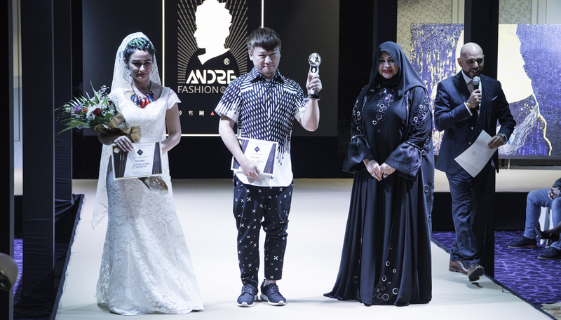 台灣原住民服裝設計師沙布喇．安德烈（左2）4月初參加在杜拜舉行的第一屆世界時裝節獎（World FashionFestival Awards），一舉摘下首獎。   圖：中央社（沙布喇．安德烈提供）