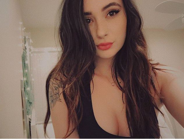 圖右Marissa cosplay成圖左C9選手Sneaky。