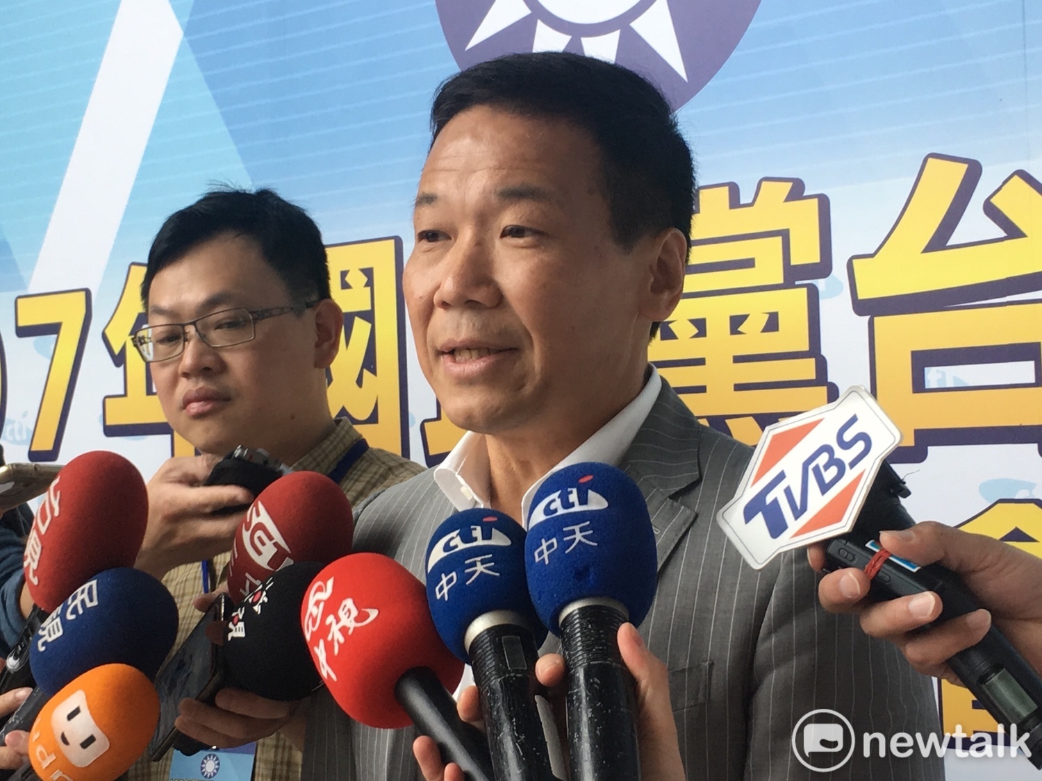 台北市議員鍾小平表示，連署達陣是重回國民黨的伴手禮。律師謝孟羽批評，鍾小平的惡意罷免只是為了自己的政治利益鋪路。   圖：新頭殼資料照片