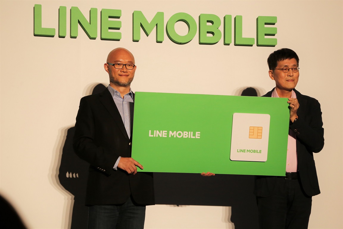  LINE台灣總經理陳立人 (左) 與遠傳電信個人用戶事業群執行副總經理尹德洋(右)，今(23)日正式啟動 LINE MOBILE ，並宣佈明(24)日正式推出。