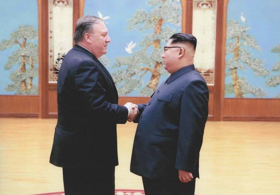 美國新任國務卿蓬佩奧（左）日前在復活節密會朝鮮領導人金正恩，在任命案過關後，白宮迅速發布。   圖：翻攝白宮臉書
