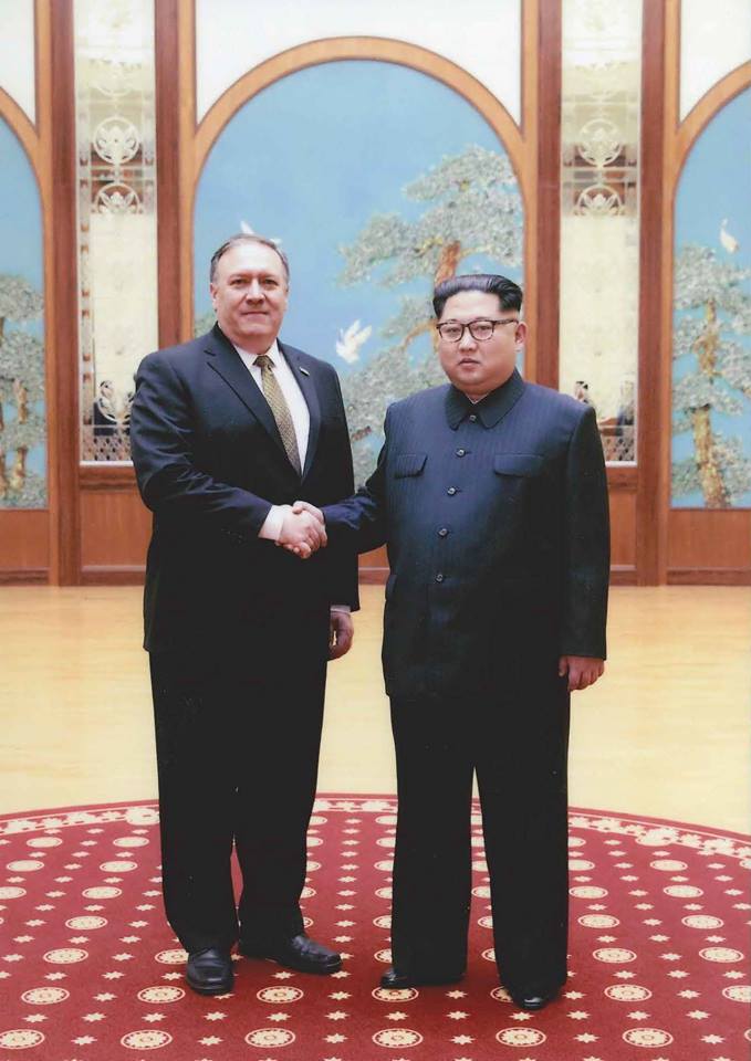 美國白宮公布新國務卿蓬佩奧（左）在復活節密會朝鮮領導人金正恩照片，表示對蓬佩奧外交能力有所期待。   圖：翻攝白宮臉書