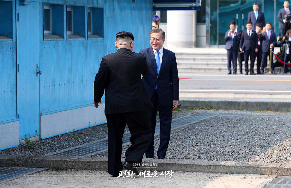 〈08：30〉南韓總統文在寅與北韓領導人金正恩在板門店北緯38度見面，兩人見面即握手表示兩韓友好的未來。   圖：翻攝自青瓦台臉書