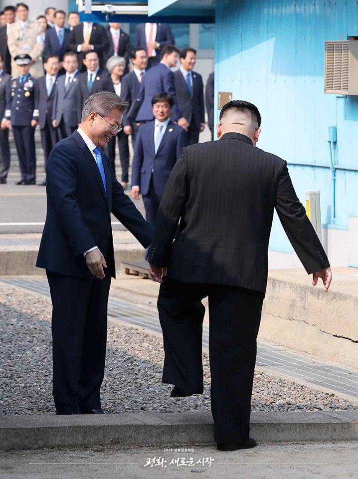 〈08：30〉南韓總統文在寅邀請北韓領導人金正恩跨越板門店北緯38度界線，象徵突破南北韓長年以來的政治與軍事僵局。   圖：翻攝自青瓦台臉書