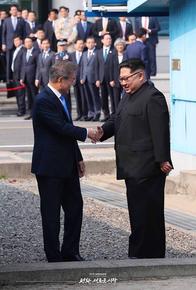 〈08：30〉北韓領導人金正恩跨越北緯38度線，與南韓總統文在寅再次握手，金正恩的一小步，讓兩韓之間的和平進了更一大步。   圖：翻攝自青瓦台臉書