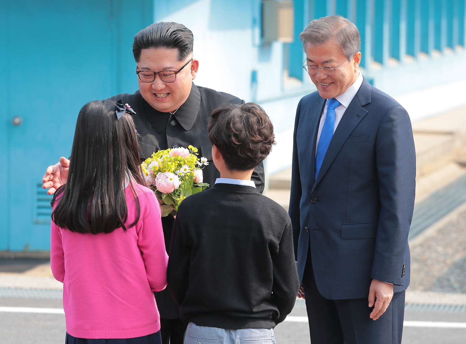 北韓領導人跨越板門店北緯38度界線，接受臺城洞國小兩名國小生的獻花。   圖：達志影像/美聯社