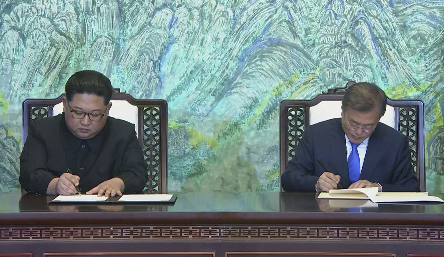 兩韓峰會後，金正恩與文在寅共同宣言。   圖：達志影像／美聯社